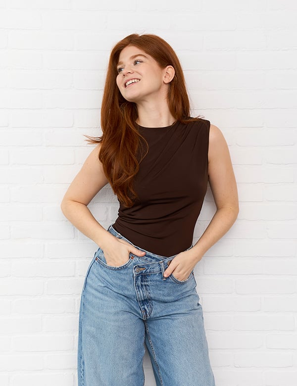 Vrouwelijk model met rood haar.