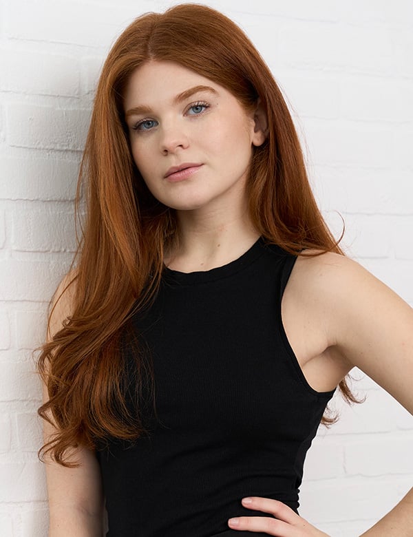 Vrouwelijk model met rood haar.