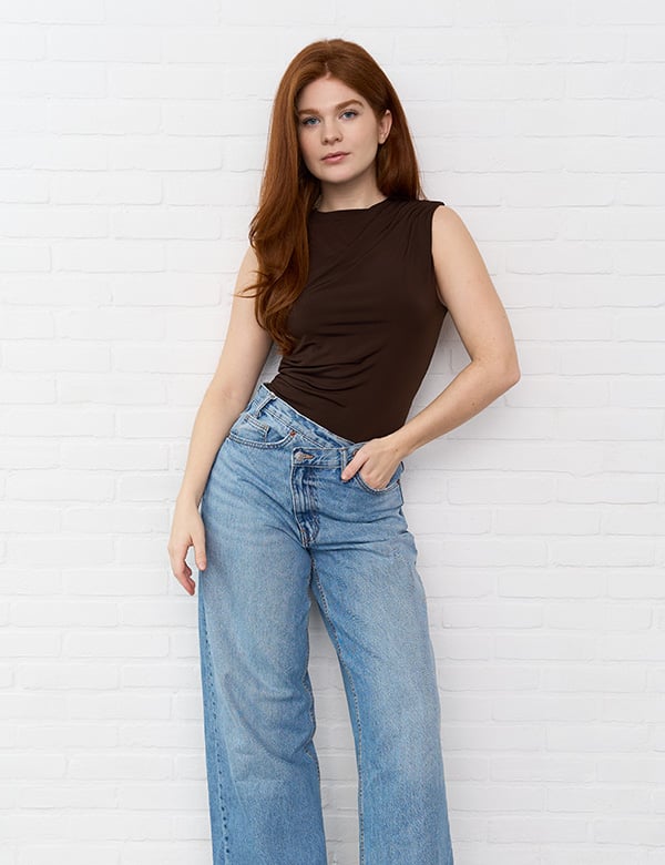Vrouwelijk model met rood haar.