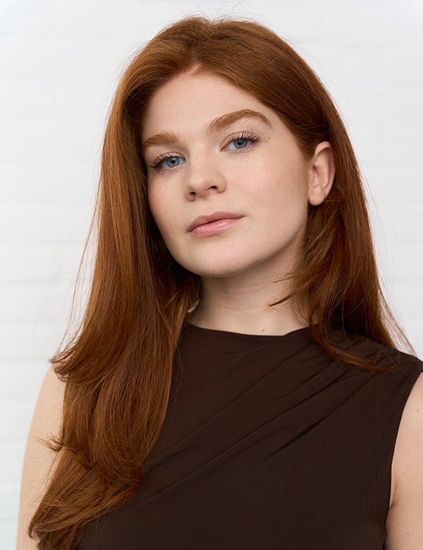 Vrouwelijk model met rood haar.