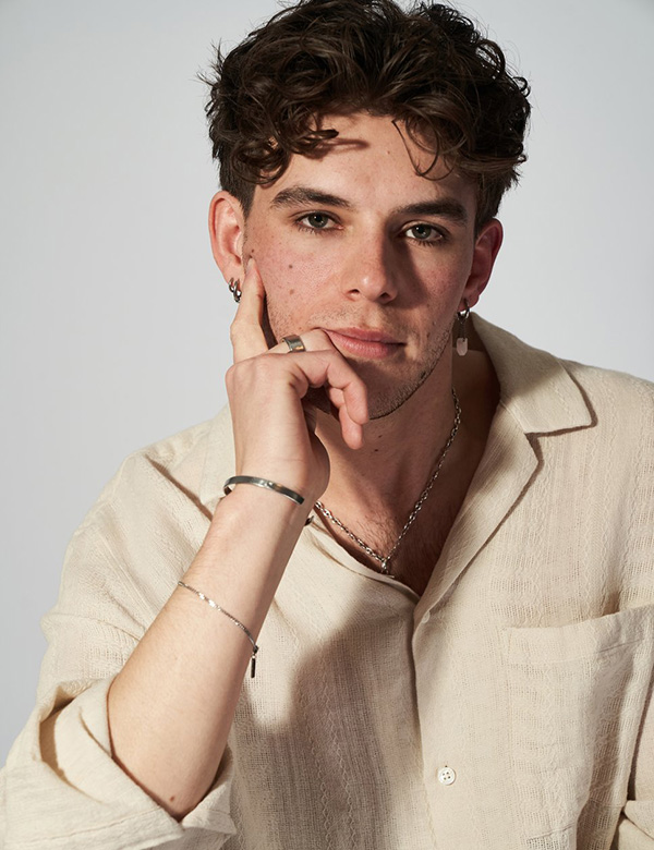 Mannelijk model met bruin haar Ibrahim