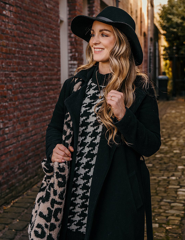 Vrouwelijk model met blond haar Kirsten