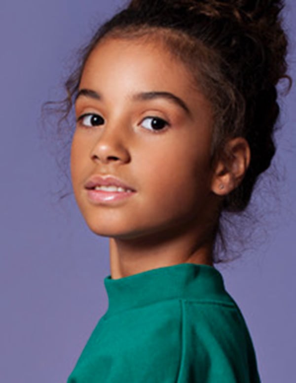 Kindermodel met donker haar loulou