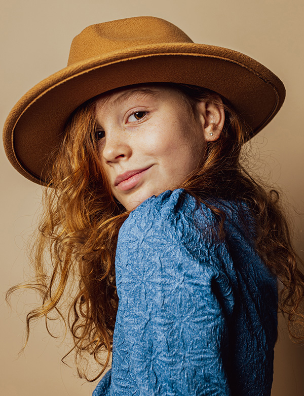 Kinderlijk model met roodbruin haar Quinthe.