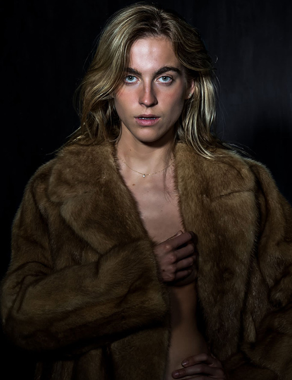 Vrouwelijk model met blond haar Rosalie