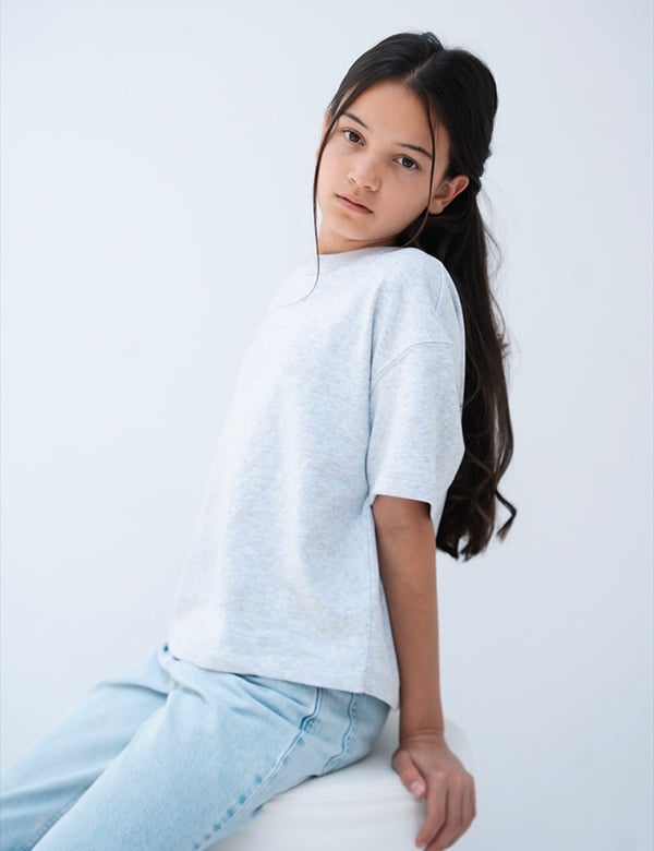 Kinderlijk model met donkerbruin haar Sophie SC.