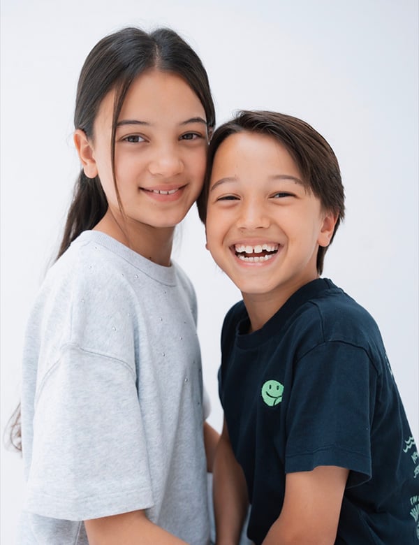 Kinderlijk model met donkerbruin haar Sophie SC.