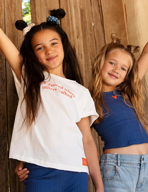Kinderlijk model met bruin haar Sophie Sc.
