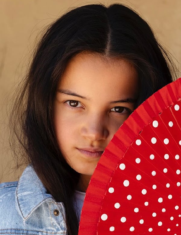 Kinderlijk model met bruin haar Sophie Sc.