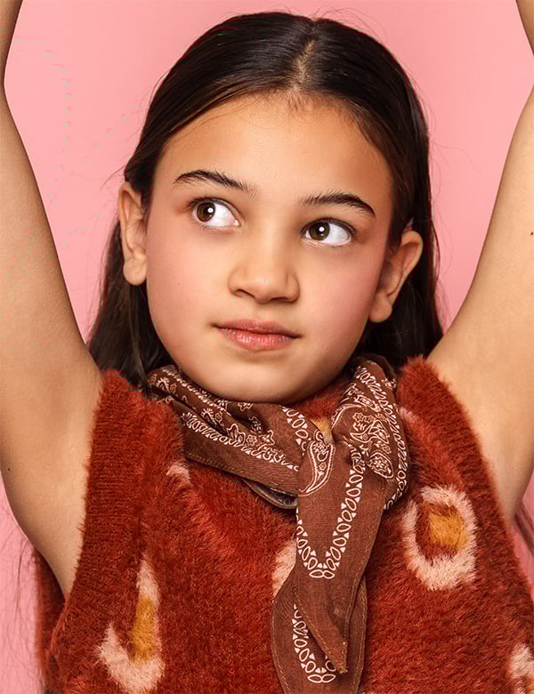 Kinderlijk model met bruin haar Sophie Sc.