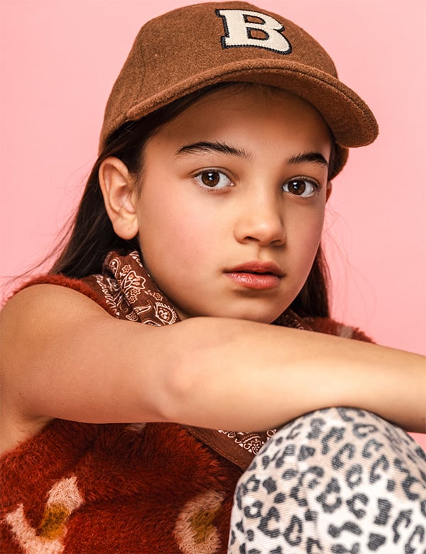 Kinderlijk model met bruin haar Sophie Sc.