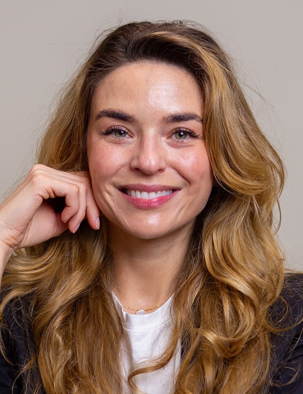 Vrouwelijk model met blond haar tiffany