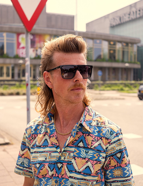 Mannelijk model met donkerblond haar Tom W.