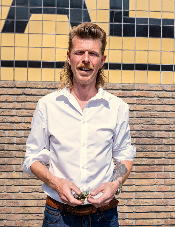 Mannelijk model met donkerblond haar Tom W.