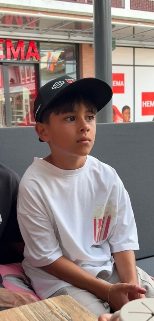 Kindermodel met zwart haar Ace