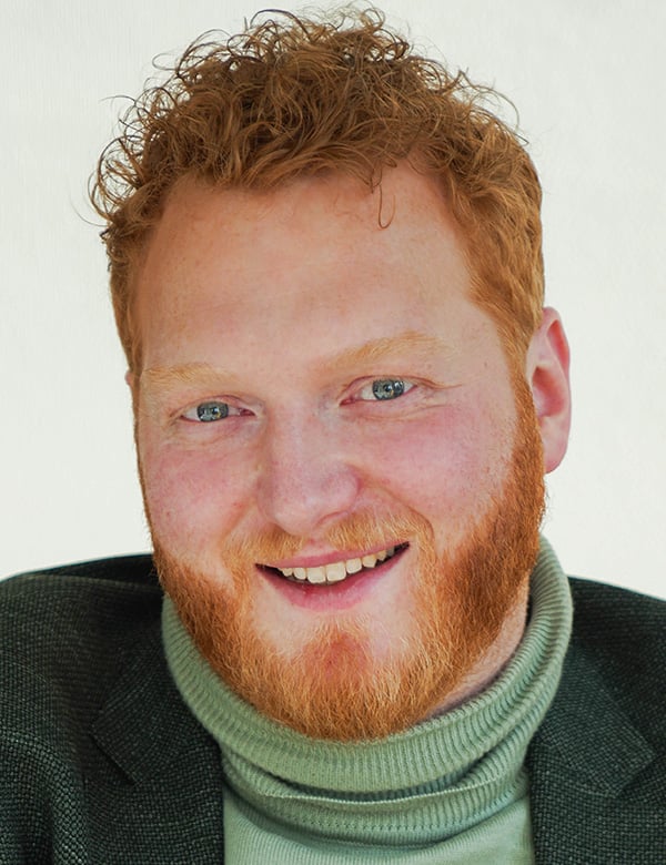 Mannelijk model met rood haar steijn