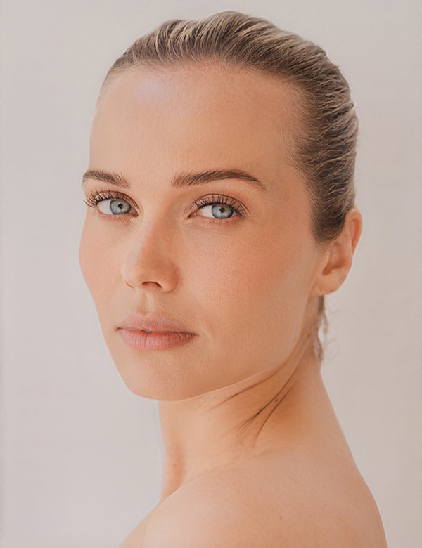 Vrouwelijk model met blond haar Amber R.