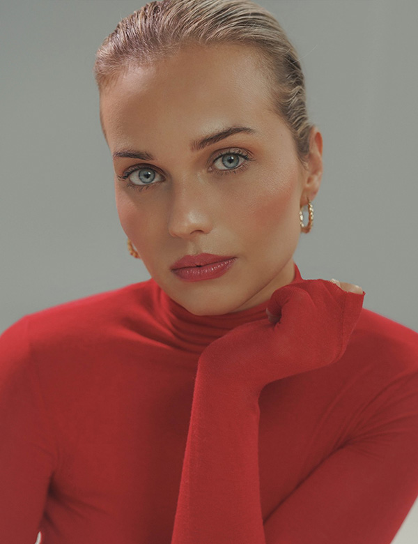Vrouwelijk model met blond haar Amber R.