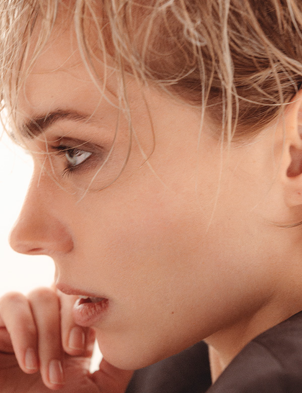 Vrouwelijk model met blond haar Amber R.