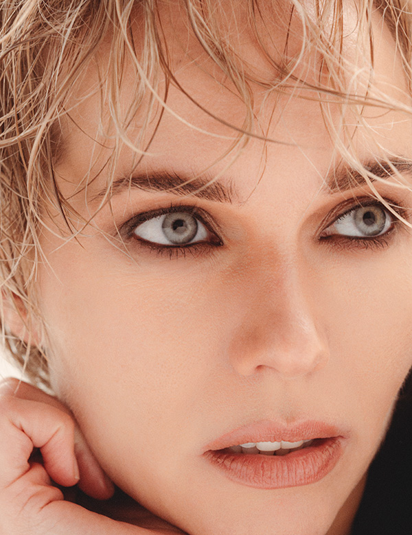 Vrouwelijk model met blond haar Amber R.