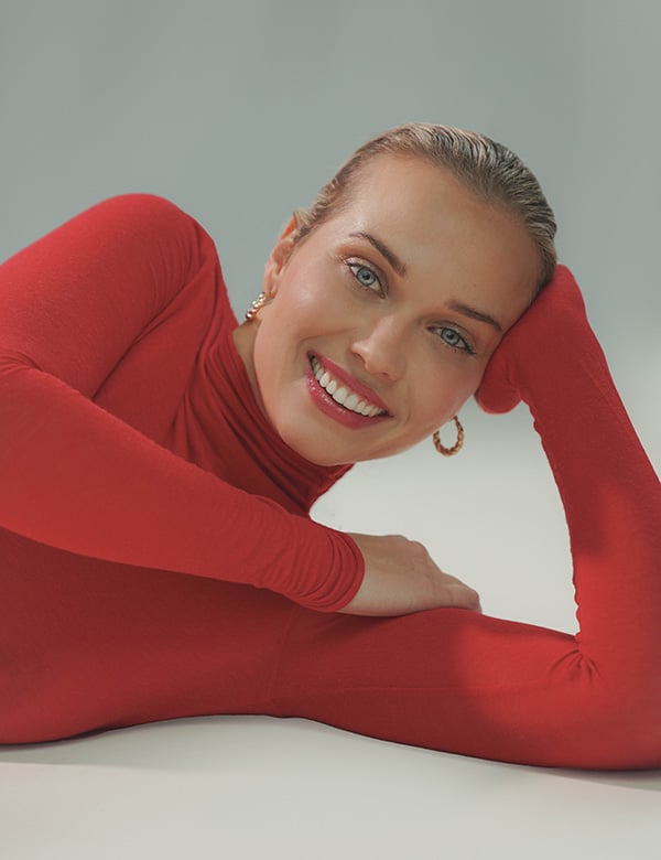 Vrouwelijk model met blond haar Amber R.