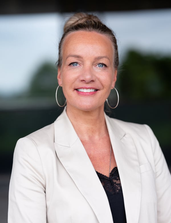 Vrouwelijk model met blond haar Danielle Bo.