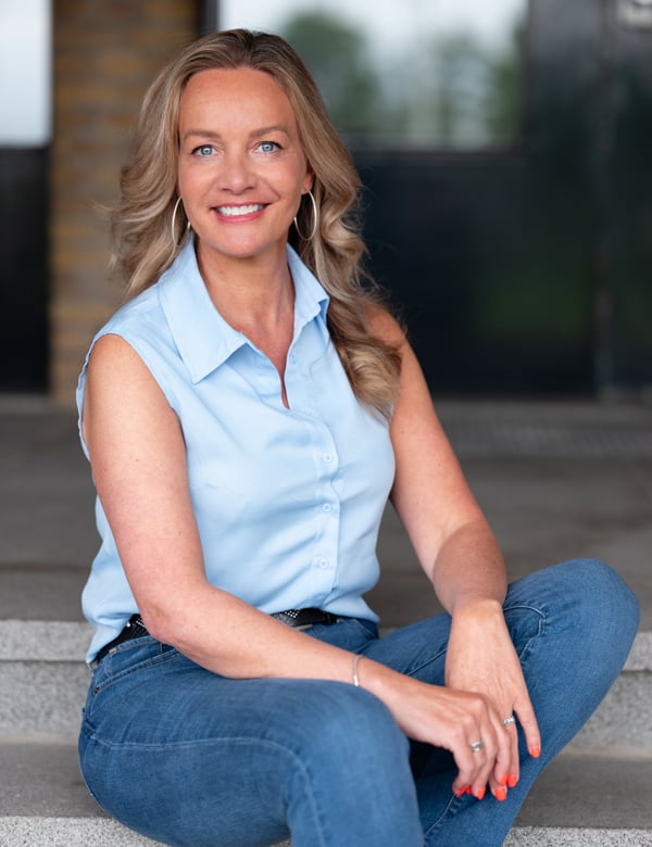 Vrouwelijk model met blond haar Danielle Bo.
