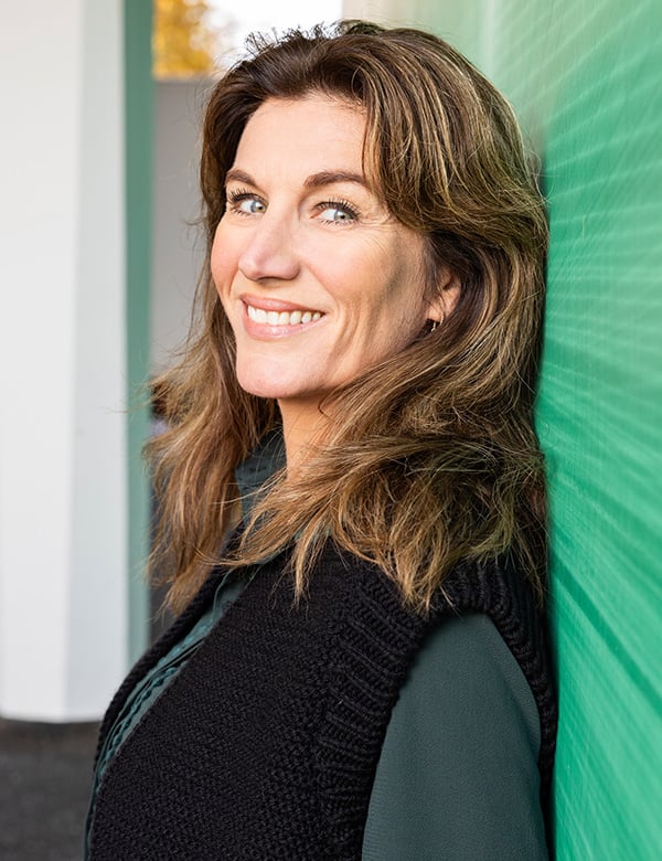 Vrouwelijk model met lang licht bruin haar Erne k.
