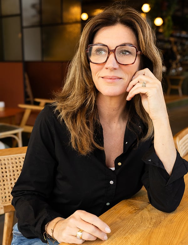 Vrouwelijk model met lang licht bruin haar Erne k.