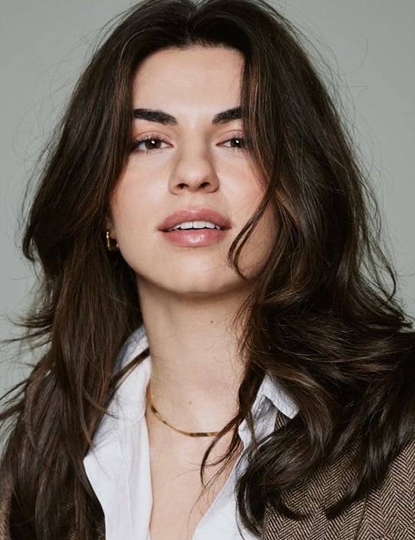 Vrouwelijk model met donkerbruin haar isabel dia.