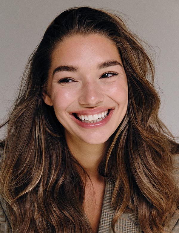 Vrouwelijk model met bruin haar isabelle b.