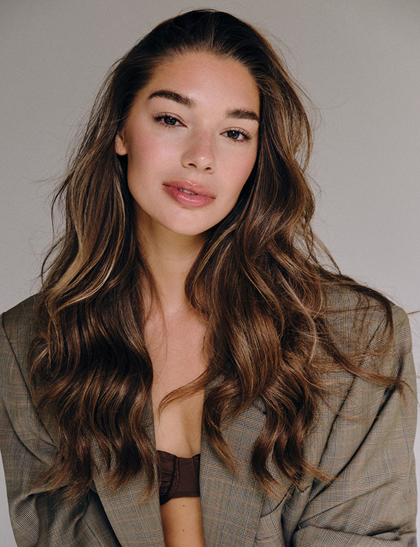 Vrouwelijk model met bruin haar Isabelle B.