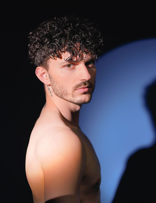 Mannelijk model met zwarte krullen Jason S.