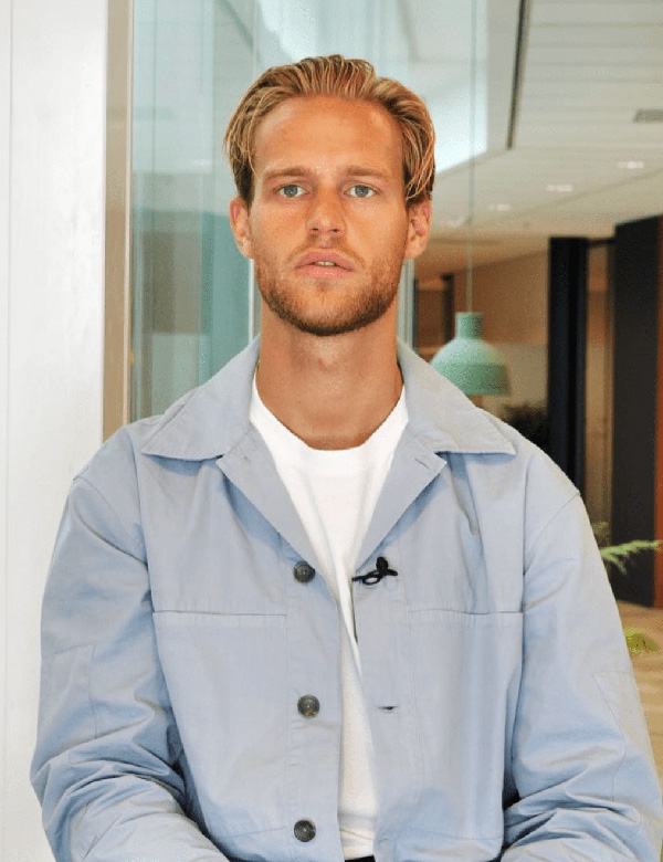 Mannelijk model met blond haar Johan H.