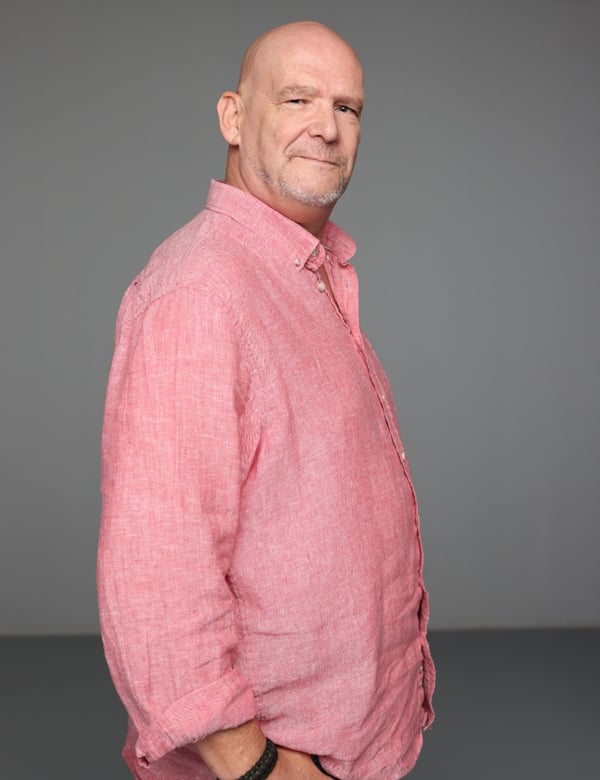 Mannelijk model met bruine ogen John Go.