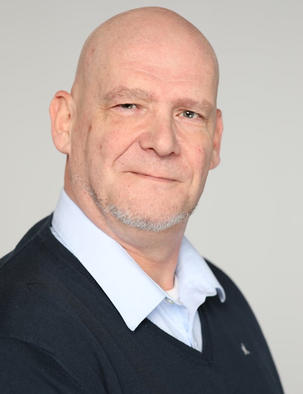 Mannelijk model met bruine ogen John Go.