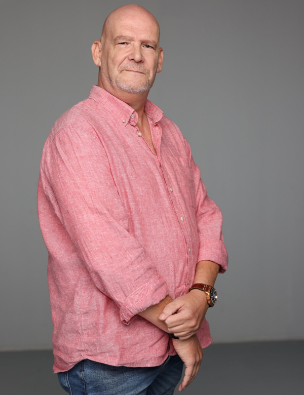 Mannelijk model met bruine ogen John Go.