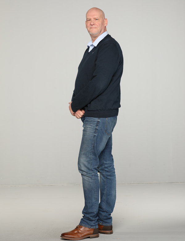 Mannelijk model met bruine ogen John Go.