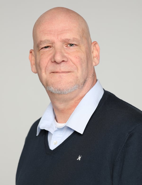 Mannelijk model met bruine ogen John Go.