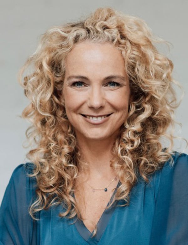 Vrouwelijk model met blond haar judith m.