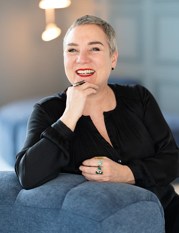 Vrouwelijk model met donkerblond/grijs haar Margreet V.
