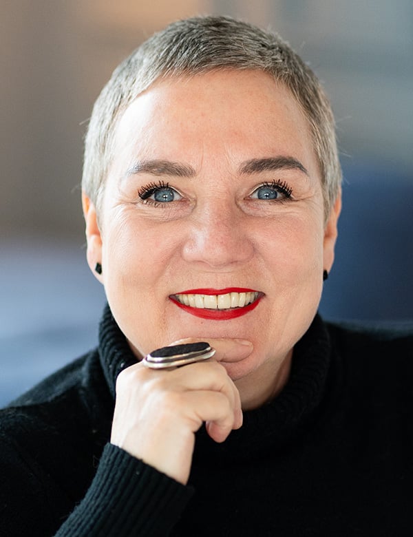 Vrouwelijk model met donkerblond/grijs haar margreet v.