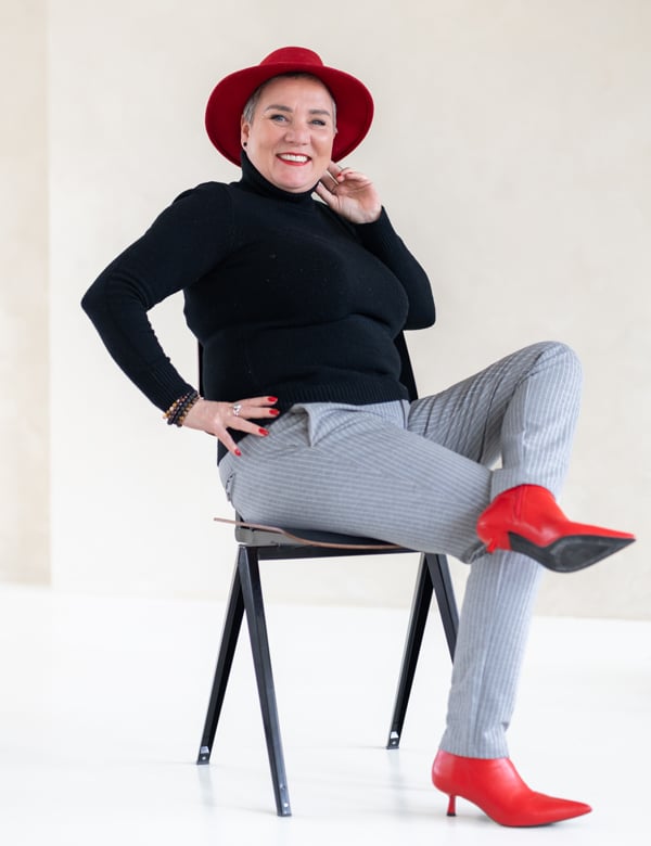 Vrouwelijk model met donkerblond/grijs haar Margreet