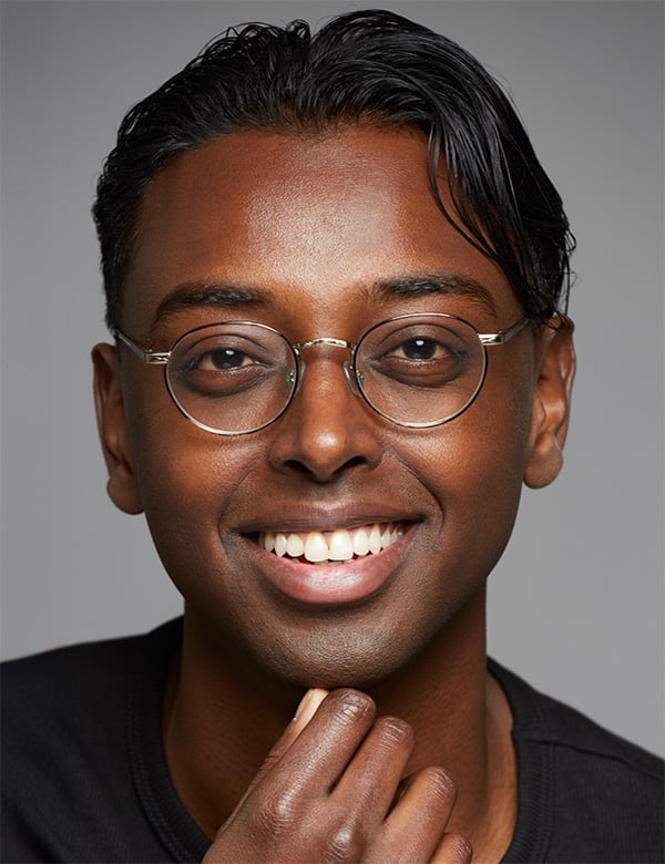 Mannelijk model met zwart haar en bruine ogen mohamed a.