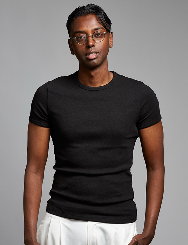 Mannelijk model met zwart haar en bruine ogen Mohamed A.