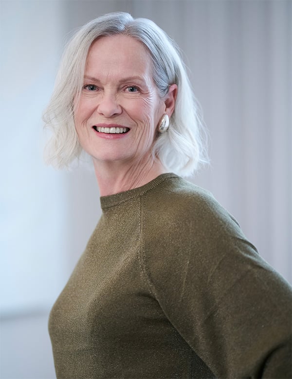 Vrouwelijk model met grijs haar Resi O.