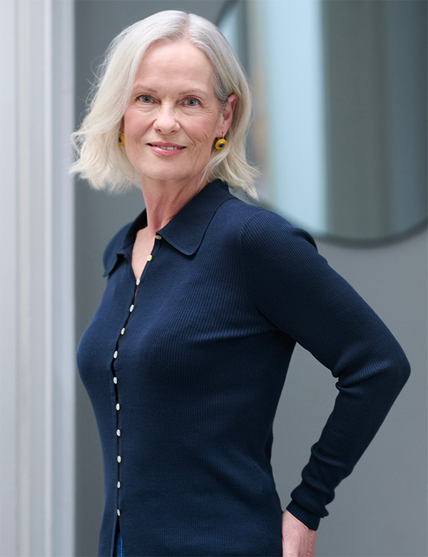 Vrouwelijk model met grijs haar Resi O.