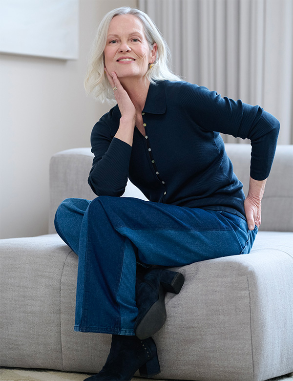 Vrouwelijk model met grijs haar Resi O.