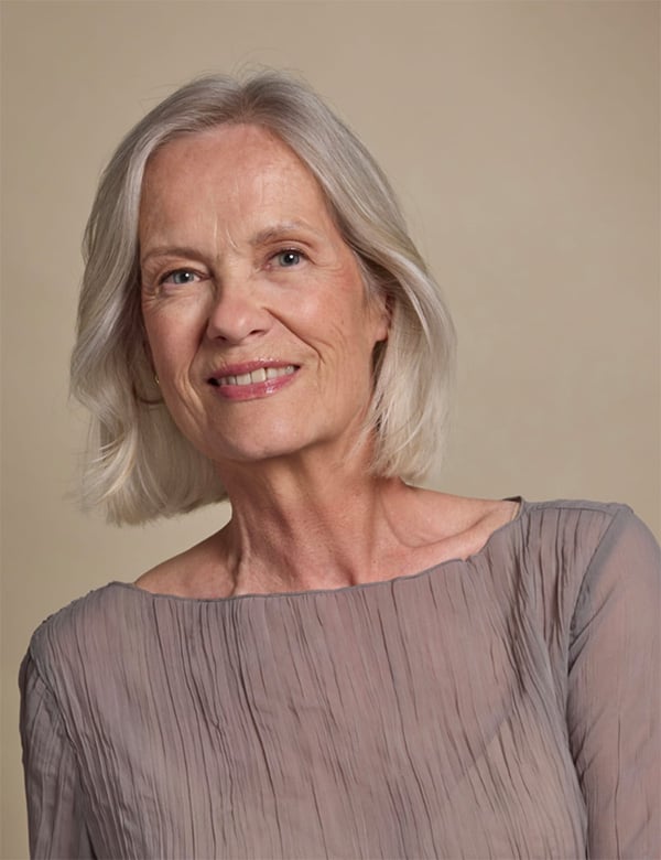 Vrouwelijk model met blond grijs haar Resi