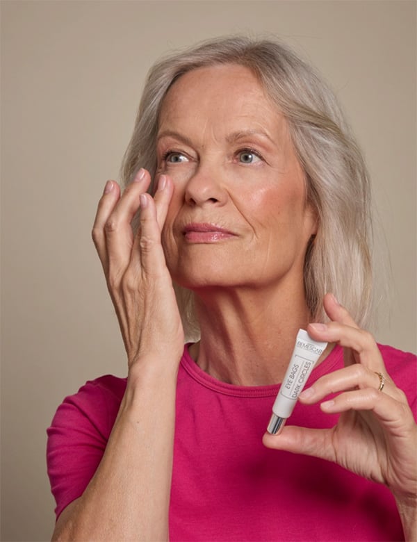 Vrouwelijk model met blond grijs haar Resi